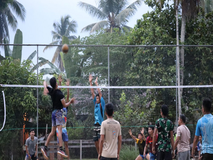 Kegiatan Olah Raga Bersama Sarana Berbagi Keceriaan Satgas TMMD dengan  Masyarakat. 