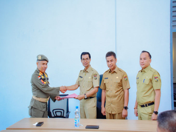 Pj.Sekda Kampar Ahmad Yuzar Saksikan Sertijab Plt.Kepala Dinas Kominfo Dari Irwan Ar Ke Arizon SE. 