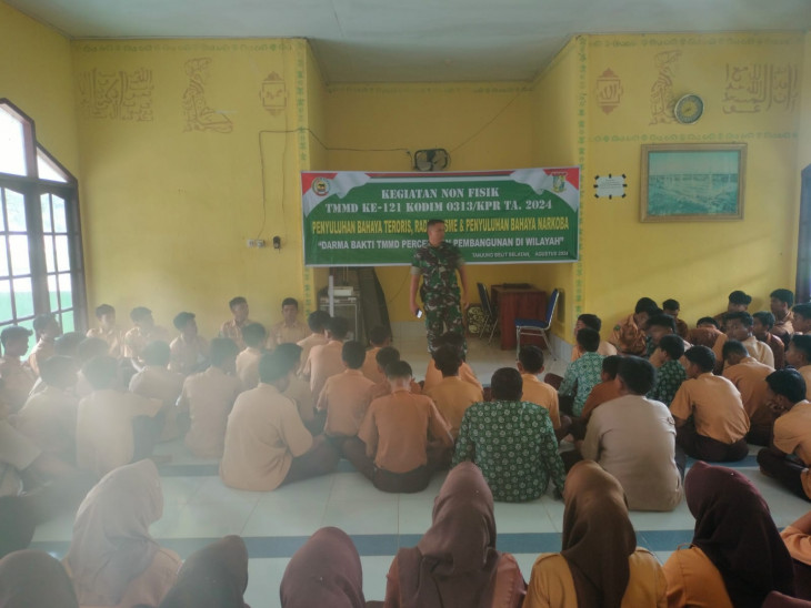 Tim Satgas TMMD Lakukan Penyuluhan Bahaya Terorisme, Radikalisme, dan Narkoba di SMA Negeri 1 Kampar Kiri Hulu. 