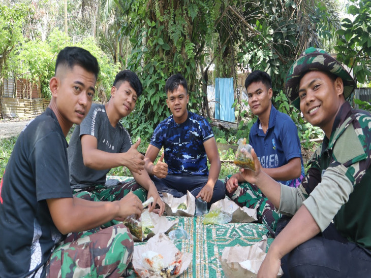 Kebersamaan dan Kekompakan Satgas TMMD dalam Momen Makan Siang Bersama