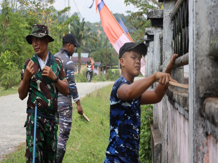 Pelihara Lingkungan Sekolah: Satgas TMMD Beraksi di SD Negeri 001 Gema