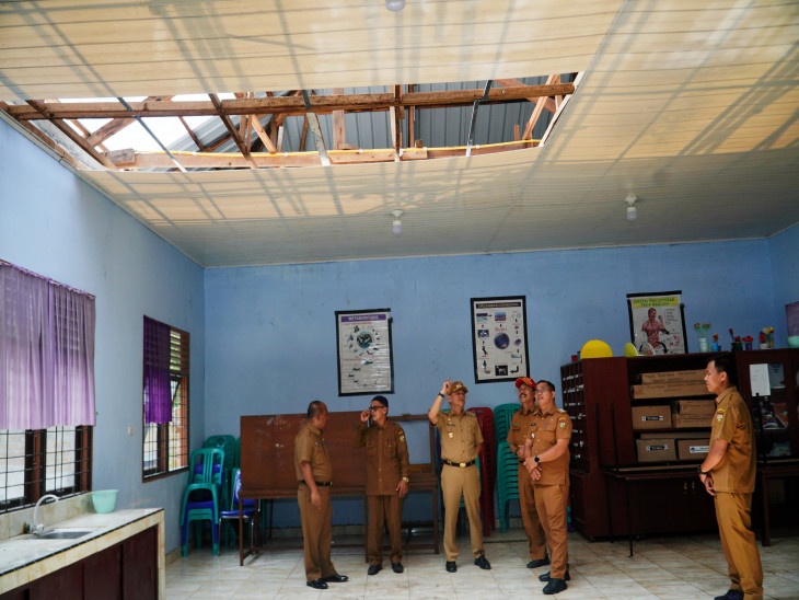 Pj Bupati Kampar Hambali Tinjau Kondisi Bangunan dan Berikan Bantuan Untuk Warga Terdampak Angin Puting Beliung di Desa Petapahan Kecamatan Tapung