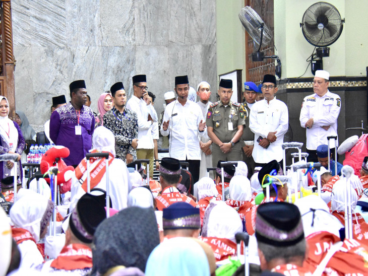 Lepas Sebanyak 442 Orang CJH Kampar Kloter Pertama, Pj Sekda Kampar : Doakan Kampar Menjadi Negeri yang Maju Aman dan Sejahtera. 