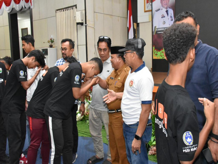 Lepas Keberangkatan Tim PSBS Bangkinang Mewakili Provinsi Riau U-17 di Jawa Timur, Pemda Kampar Apresiasi Generasi Sepakbola Kampar Emas.