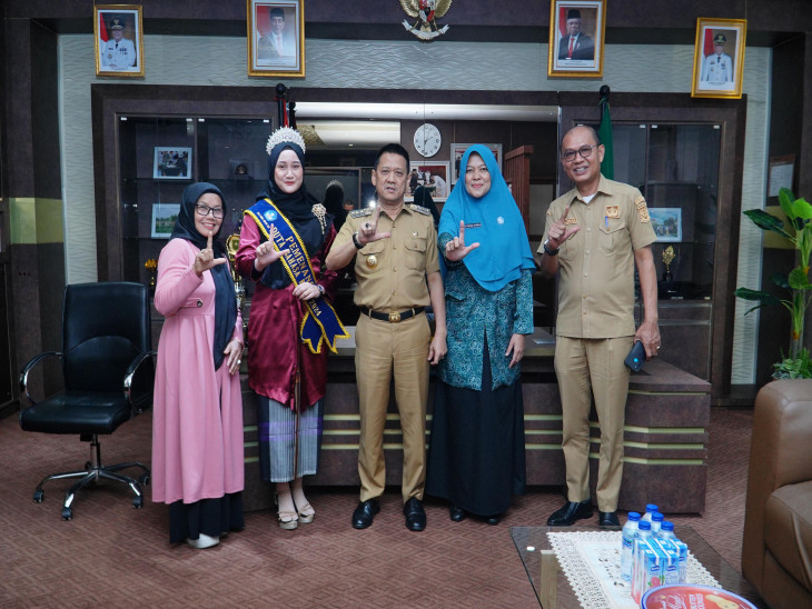 Berhasil Lolos Ke Tingkat Nasional, Pj Bupati Kampar dan Ibu Terima  Nafisa Mugni Kenanga Duta Bahasa Asal Kampar. 