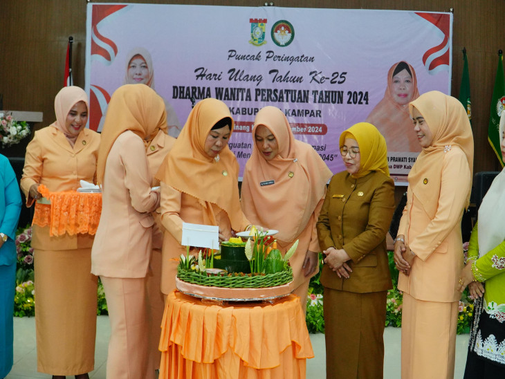 Pj. Bupati Kampar Yang diwakili Pj. Sekda Kampar Hadir Pada Puncak Peringatan HUT DWP Ke-25 Tahun 2024