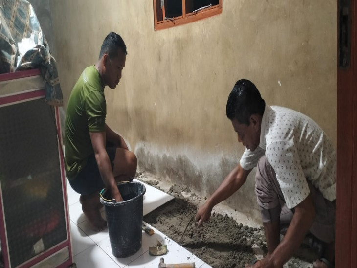 Lembur Malam untuk Mencapai Target: Tim Satgas Kebut Pengerjaan Rehab  RTLH Milik Siti Roha. 