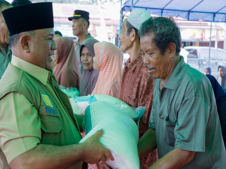 Kembali Pemkab Kampar Serahkan Bantuan Banjir di Kecamatan Gunung Sahilan. 