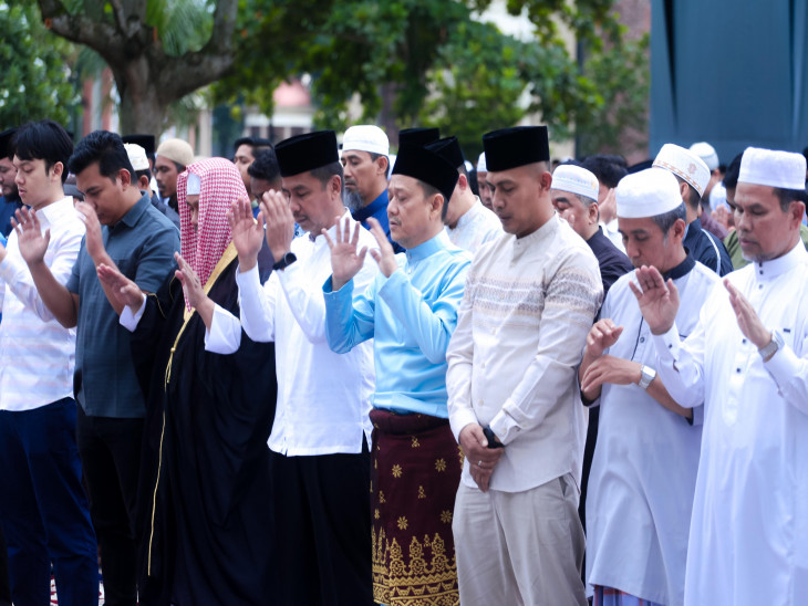 Pj Bupati Kampar Hambali Laksanakan Ibadah Shalat Idul Adha 1445 H Dan Serahkan 57 Hewan Kurban Di Halaman Gedung Maligai Bungsu.