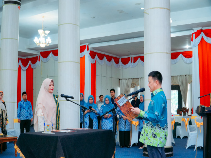 Kukuhkan Ricana Hambali Sebagai Bunda PAUD Kabupaten Kampar, Pj. Bupati Kampar : Harus Mampu Berinovasi Untuk Menciptakan Generasi Gemilang. 