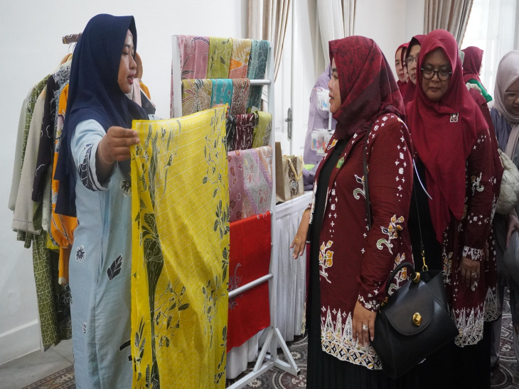 Ketua GOW Kab. Kampar Kunjungi Galeri Dekranasda Pangkal Pinang.