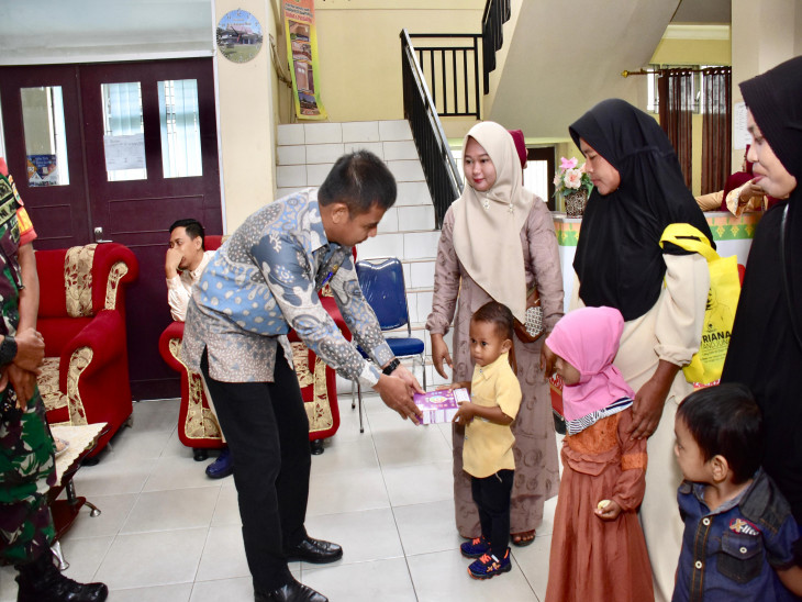 Komitmen Untuk Tekan Angka Stunting, Pj Sekda Kampar Serahkan Bantuan Anak Stunting di Koto Kampar Hulu.