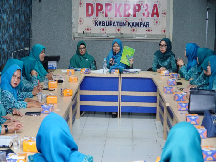 Ricana Hambali Lakukan Rapat Kerja Khusus Bersama Ketua TP PKK Kecamatan Se Kabupaten Kampar. 