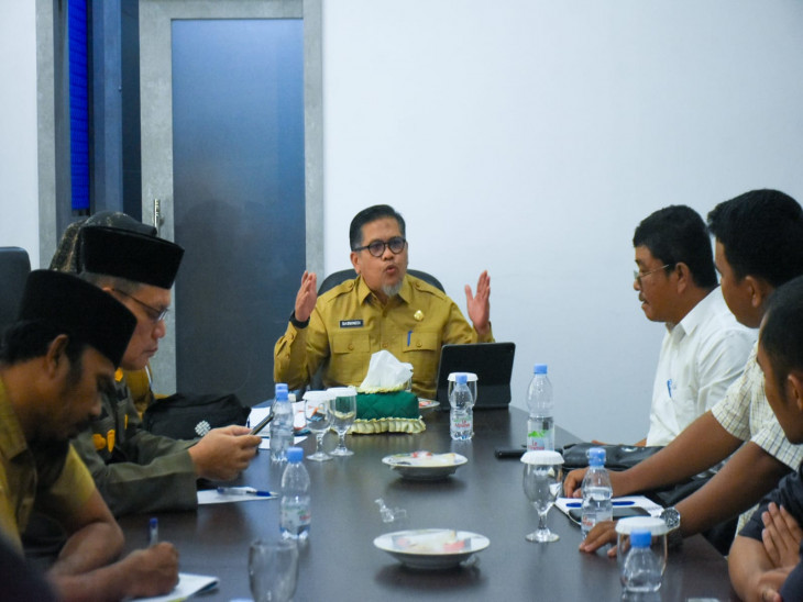 Hanya dihadiri staf dan Tak Temukan Solusi, Kadis Perindustrian Dan Tenaga Kerja Kab. Kampar Hentikan Rapat Dengan PT. Johan Sentosa. 