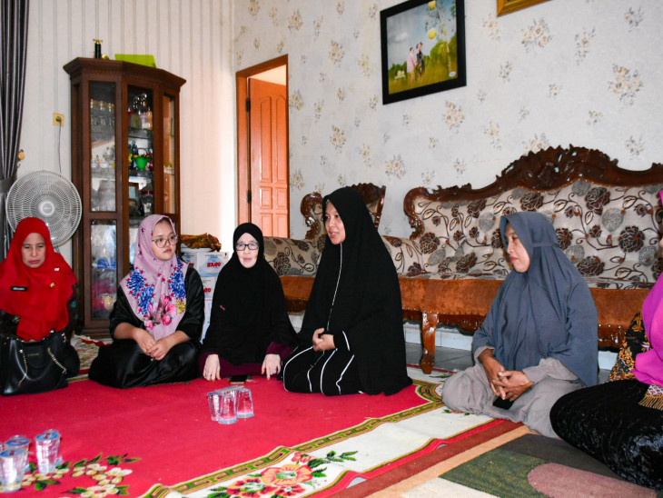 Pj. Ketua TP PKK Kab. Kampar Lakukan Takziah Ke Rumah Duka Almarhumah Hj. Sri Widiati. 