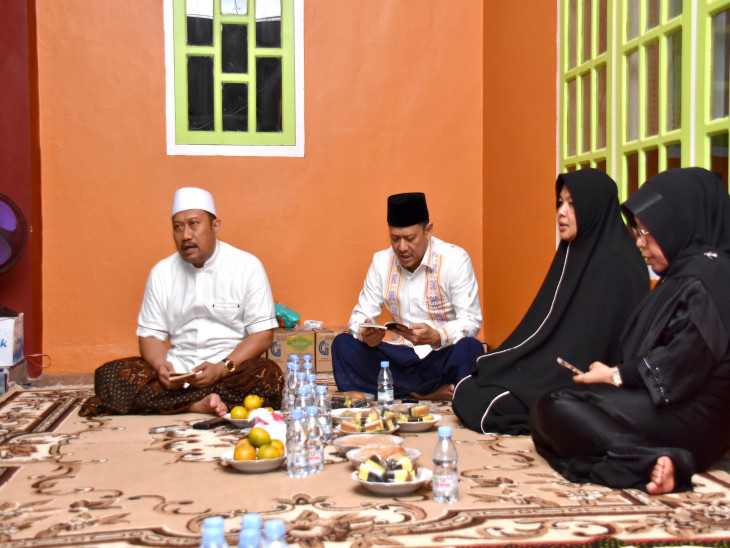 Tiga Hari Berpulang Kerahmatullah Mertua Mantan Bupati Kampar Catur Sugeng Susanto, Pj Bupati Kampar Hambali dan Isteri Hadiri Tahlilan. 