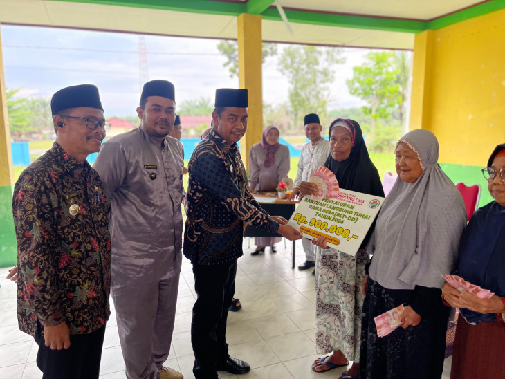 Langsung Serahkan Penyaluran BLT DD, Pj Sekda Kampar Komit Akan Selalu Mendorong Perekonomian Masyarakat Bisa Meningkat.