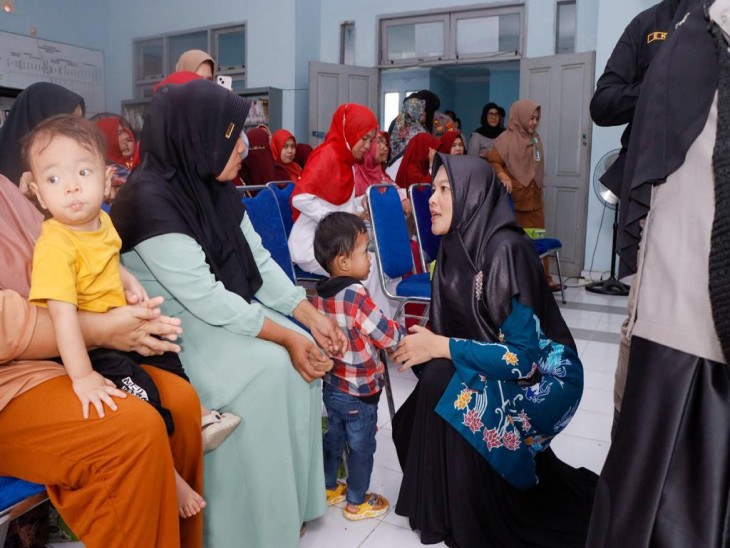 Serahkan Bantuan Sosial Peningkatan Gizi Bagi Anak Stunting Di Kac. Kampar, Ricana Hambali : Merupakan Bentuk Tanggung Jawab LK2S Kabupaten Kampar. 