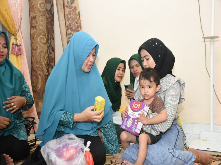 Peduli Stunting, Pj Ketua TP PKK Ricana Hambali Langsung Berikan Tambahan Makanan ke Rumah Anak Stunting di Kecamatan Tambang