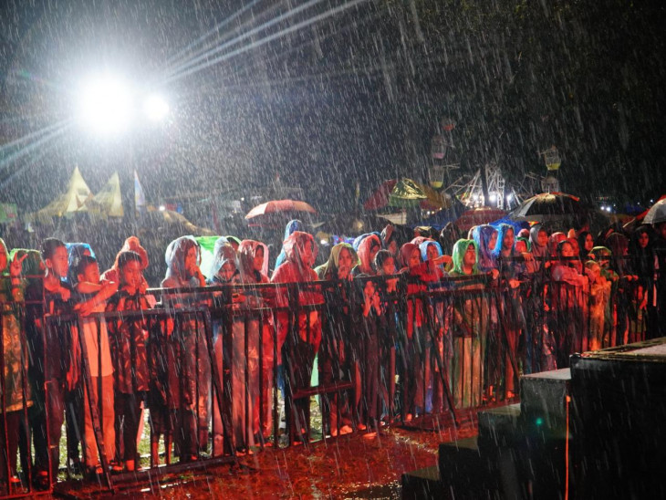 Kampar Expo Diguyur Hujan, Penonton Tetap Nantikan Artis Ibukota Fatin Shidqia Lubis.