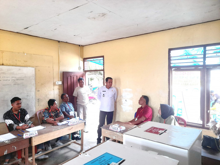 Camat Kampar Lakukan Monitoring Pelaksanaan Pemungutan Suara Di TPS 002 Desa Padang Mutung. 