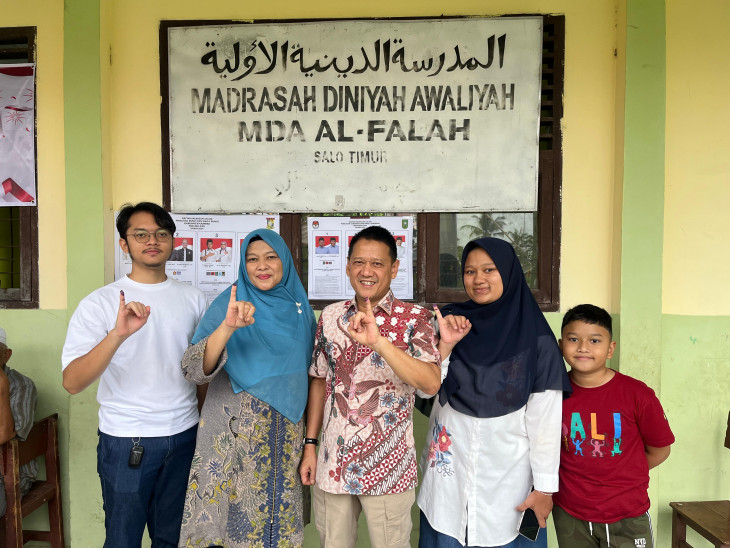 Pj Bupati Kampar Hambali Bersama Keluarga Berikan Hak Suara pada Pilkada Serentak 2024 di TPS 01 Salo Timur Kecamatan Salo. 