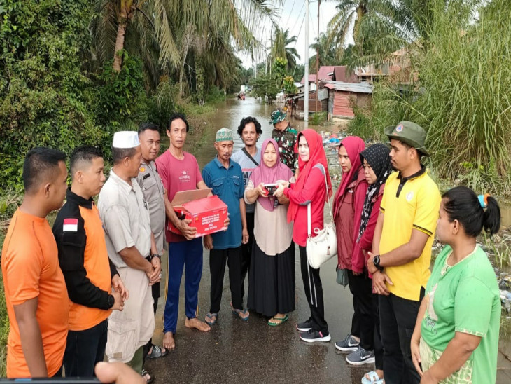 Dampak Banjir Pasar Kasikan, Pemda Kampar Salurkan 200 Paket Makanan Siap Saji