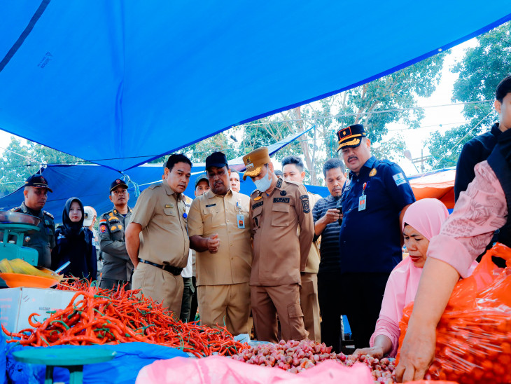 Pastikan Ketersediaan Bahan Pokok,  Pj Bupati Kampar Sidak Pasar Inpres Bangkinang.