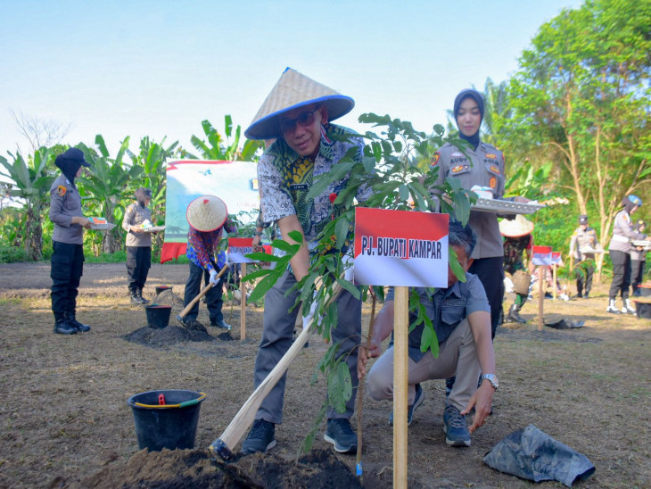 Wakili Pj Bupati Kampar, Asisten III Setda Kampar Tanam 1000 Pohon Dalam Rangka Bakti Sosial Hari Bhayangkara ke-78.