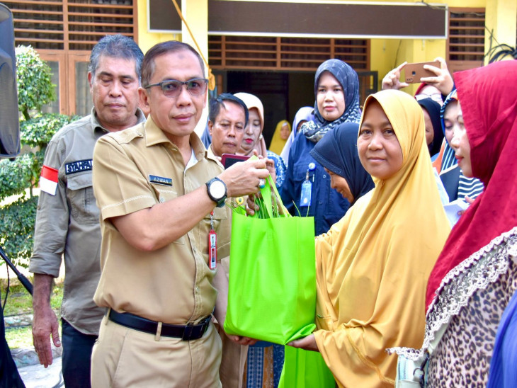 Asisten III Setda Kampar Bersama Pemprov Riau Launching Gerakan Pangan Murah Di Desa Karya Indah.