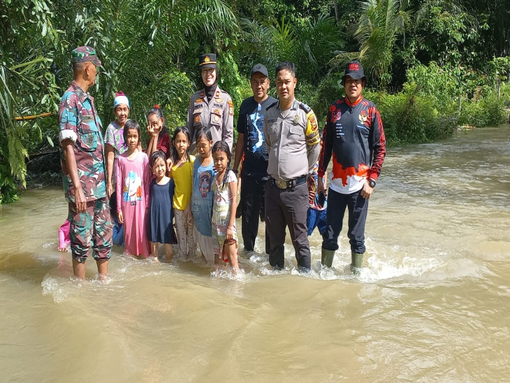 Kapolsek Kampar Bersama Camat Lakukan Pengecekan Lokasi  Banjir di Desa Pulau Jambu