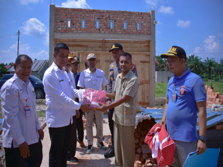 Cepat Tanggap Bencana, Pj Sekda Kampar Salurkan Bantuan Bencana Angin Puting Beliung di Kecamatan Kuok.