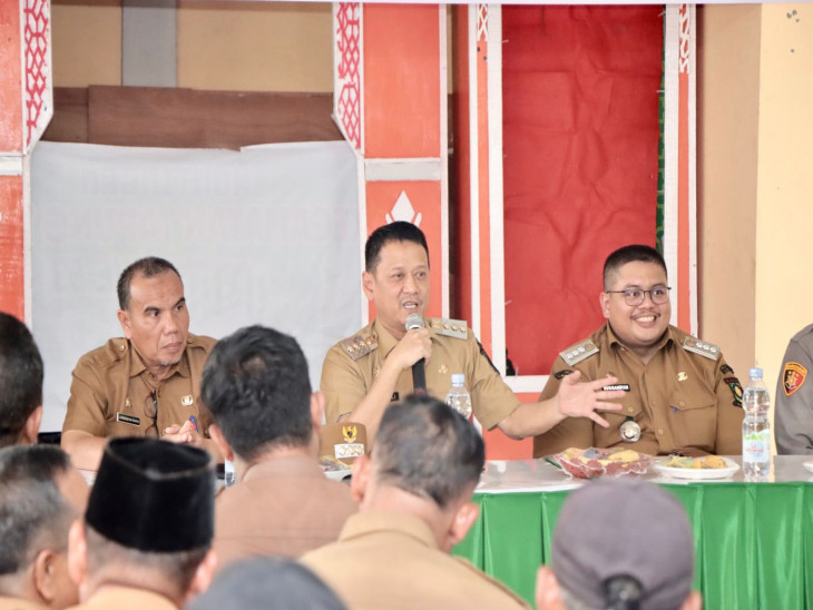 Pj Bupati Kampar Dialog Bersama Masyarakat di Dua Kecamatan Terkait Pola PPTPKH Pada Perkebunan Sawit Rakyat.