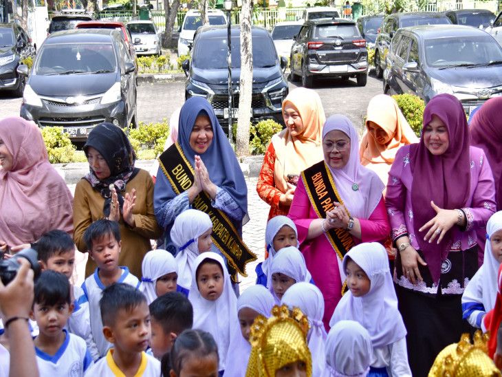 Bunda Paud Provinsi Riau Dan Bunda Paud Kabupaten Kampar Buka Seminar Implementasi Kurikulum Merdeka Di Jenjang Paud Di Kab. Kampar.