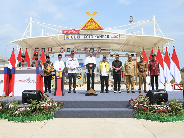 Tiba di Kampar Riau, Presiden RI Joko Widodo Resmikan Ruas Tol Bangkinang-XIII Koto Kampar.