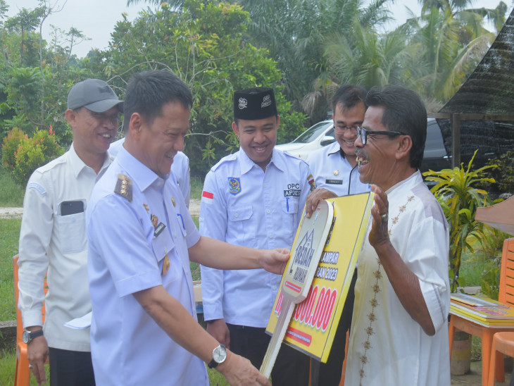 Pj Bupati Kampar Serahkan Bantuan Bedah Rumah Yang Merupakan Program Pemerintah Kabupaten Kampar