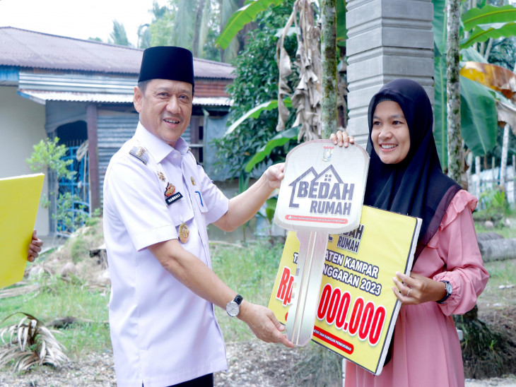 Pj. Bupati Kampar Serahkan Bantuan Bedah Rumah Kepada Masyarakat Penerima Manfaat Desa Salo Timur. 