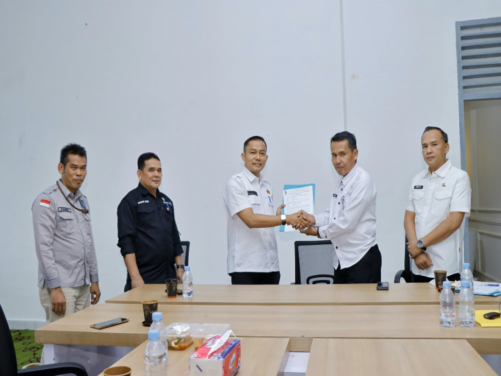 Pj Bupati Kampar Tunjuk Irwan Muhammad sebagai Plt Kadiskominfo dan Persandian Kabupaten Kampar , Arizon SE Lakukan Sertijab. 