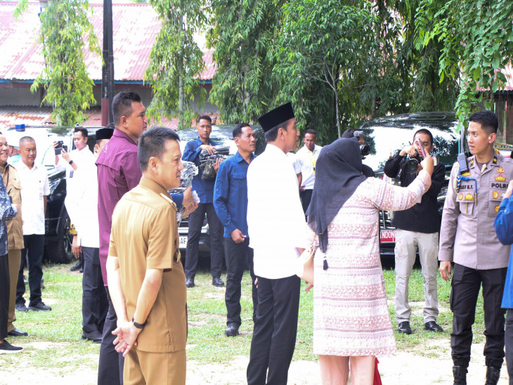 Jokowi Sapa Masyarakat Sambil Bagi-Bagi Sembako, Sholat Jum'at Berjamaah Dan Makan Siang Bersama