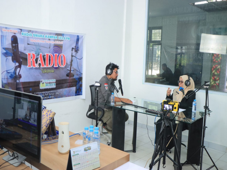 Berikan Edukasi lewat Talkshow, Wakil Bupati Kampar Dr. Hj. Misharti Sampaikan Bahaya AIDS dan Pencegahan Penyebaran HIV di Radio Suara Kampar 103.8 FM 