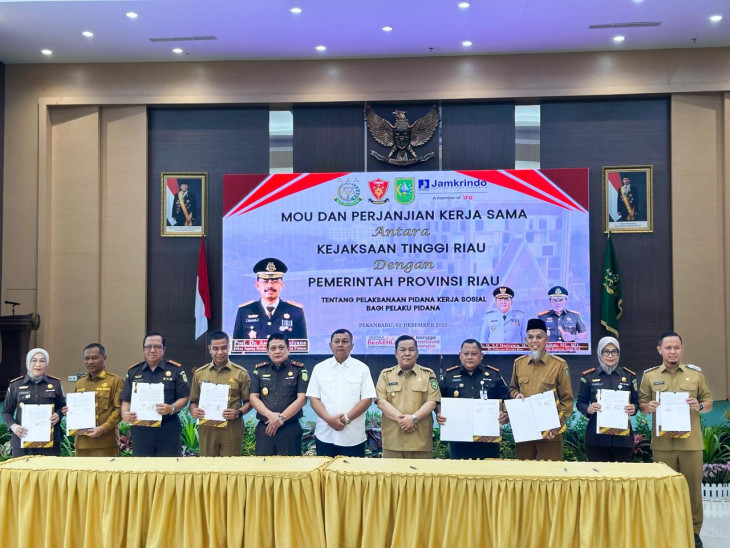 Bersama Kajati Riau, Pemkab Tandatangani MoU Pelaksanaan Pidana Kerja Sosial Bagi Pelaku Tindak Pidana. 