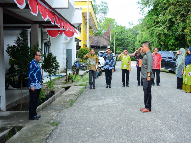 Pimpin Apel Perdana, Kadis Kominfo Lukmansyah Badoe Berpesan: Selalu Tingkatkan Penyebarluasan Informasi dan Pelayanan Publik Dengan Baik dan Tepercaya.