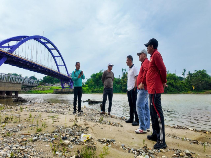Tinjau Pembangunan Turap Pulau Lawas Bangkinang, Bupati Kampar Tegaskan: Utamakan Kualitas, Kuantitas dan Estetika