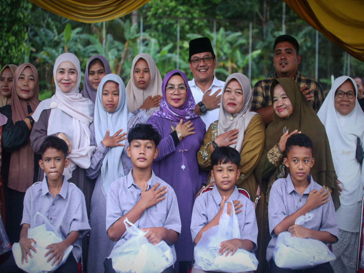 Wabup Dr. Misharti Serahkan Santunan Anak Yatim Piatu Dua Desa di Kecamatan Rumbio Jaya 