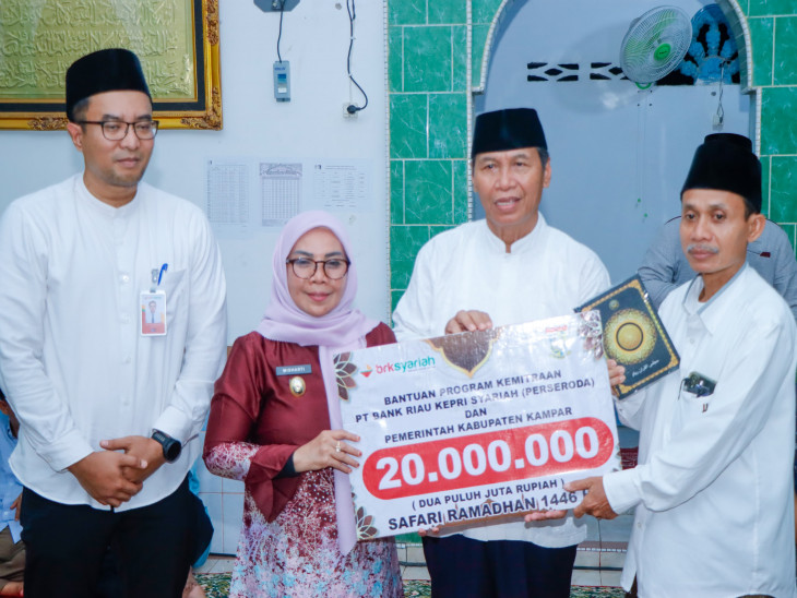 Safari Ramadhan Pemkab Kampar ke Masjid Al-Huda Desa Bina Baru, Wabup Misharti Serahkan Bantuan dan Sampaikan Program Prioritas. 