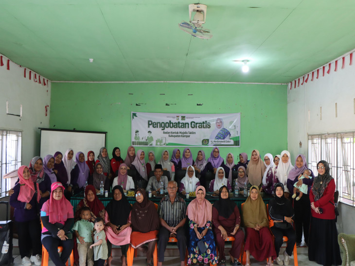 Memeriahkan Hari Jadi Kab. Kampar Ke-75 Tahun 2025, BKMT Kab. Kampar Laksanakan Pengobatan Gratis Bagi Lansia  Di Desa Kualu Tambang. 