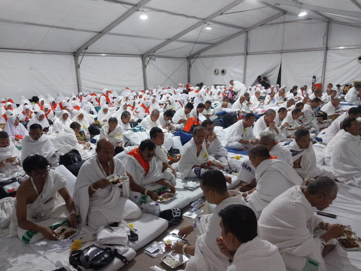 Usai Laksanakan Puncak Haji tahun 1446 H/ 2025 M. Jamaah Haji Kampar Laksanakan Lempar Jumrah Di Muzdalifah. 