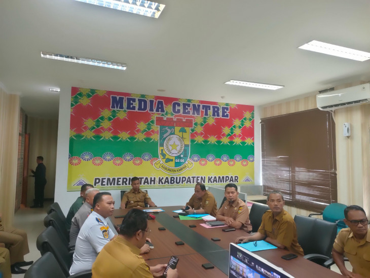 Zoom Meeting Inflasi Bersama Kemendagri, Bupati Kampar Minta TPID Terus Pantau Ketersedian dan Harga Sembako Yang Stabil Jelang Iedul Fitri 1446 H. 