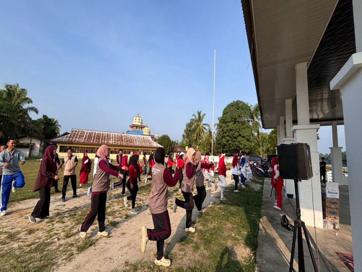 Kelompok Mahasiswa KKN Universitas Pahlawan Tuanku Tambusai Di Desa Batu Belah, Gelar Senam Bersama Masyarakat Desa Batu Belah