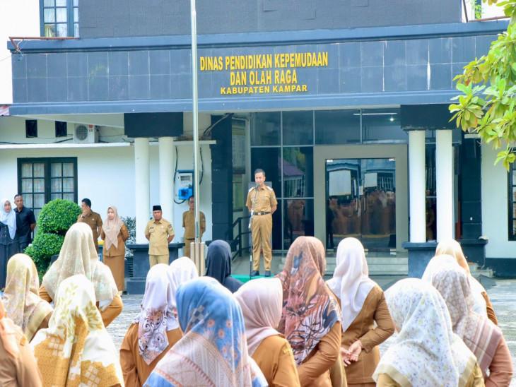 Komit Kembangkan Pendidikan dan SDM, Bupati Kampar Tekankan Reposisi Guru, Penegasan Integritas, hingga Serahkan Ribuan Bantuan Sekolah!
